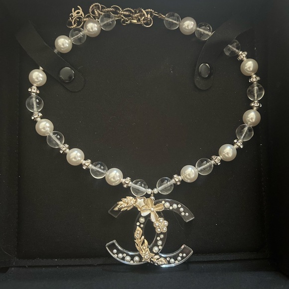 SOLD Stunning 2019K Chanel Winter choker - Picture 1 of 5